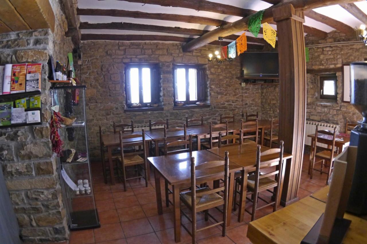 Albergue Restaurante De Artieda Ngoại thất bức ảnh