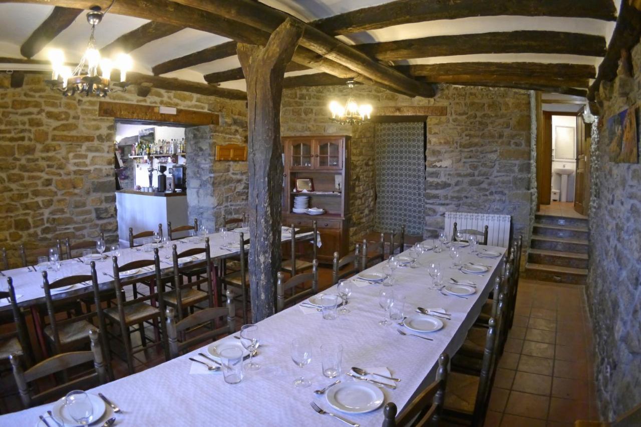 Albergue Restaurante De Artieda Ngoại thất bức ảnh